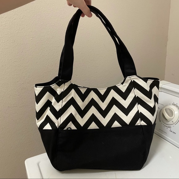 BLACK & WHITE CHEVRON TOTE BAG - Picture 2 of 9